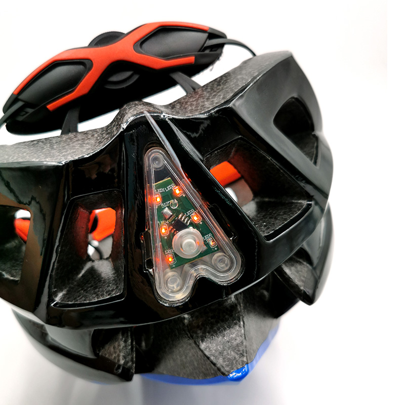 Justerbar cykelbeskyttende hjelm med hovedlås og lys